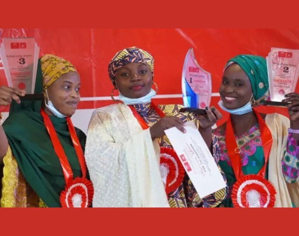 Rufaida Umar (daga hagu), Maryam Umar (daga tsakiya), sai kuma Surayya Zakari Yahaya (daga dama) a yayin bikin lashe gasar Hikayata ta BBC Hausa a shekarar 2020 | Hakkin mallakar hoto: BBC Hausa