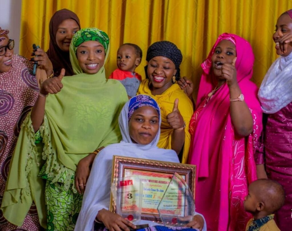 Marubuciya Rufaida Umar tare da 'yan'uwa da abokan arziki.